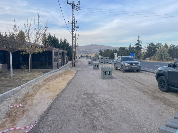 Belediye Başkanımız Sayın Mustafa Kenan Sarıtaş, Nevşehir Vali Yardımcısı ve İl Özel İdaresi Genel Sekreteri Sayın Hüseyin Çam ile Avanos–Çavuşin güzergahında yapımı devam eden bisiklet yolu ve parkuru çalışmalarını sahada inceledi.
