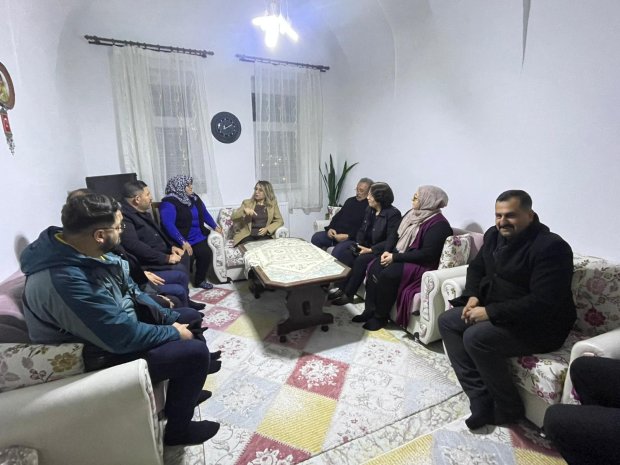 TBMM MHP Grup Başkan Vekili ve Nevşehir Milletvekilimiz Sayın Prof. Dr. Filiz Kılıç, Belediye Başkanımız Sayın Mustafa Kenan Sarıtaş ve MHP Parti Teşkilatı, MHP Avanos Kadın Kolları Başkanı Sayın Ayşe Azizoğlu’nu evinde ziyaret ettiler.