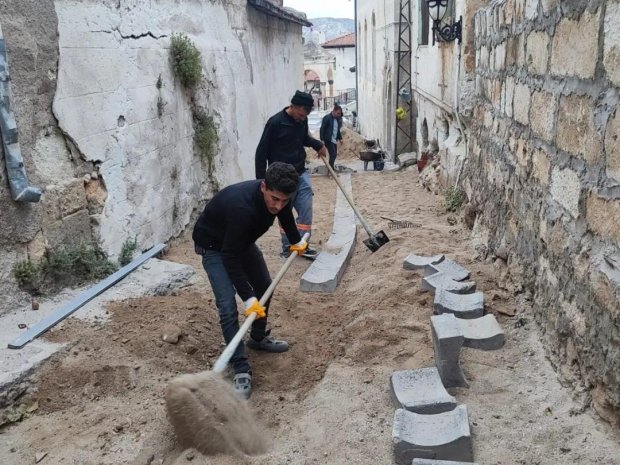 Başkan Sarıtaş Yukarı Mahalle Yeşilbaş Cami sokaktaki deforme olmuş parke taşların değişim ve onarım çalışmalarını yerinde inceledi.