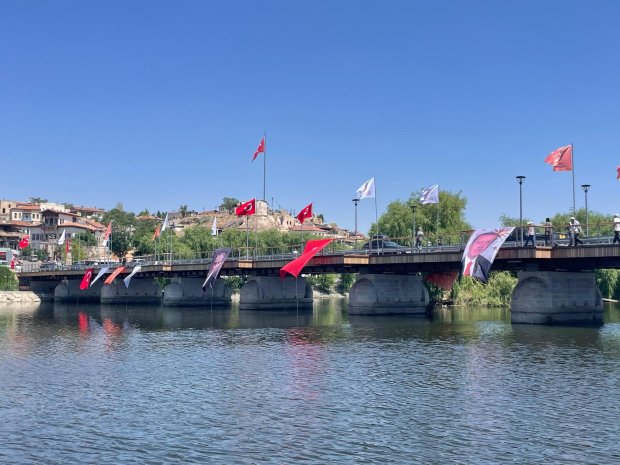 Avanos’un simgelerinden biri olan Tarihi Taşköprümüzün 9 Ağustos 2025 Cumartesi günü gerçekleştirilecek olan resmi açılış töreni öncesinde hazırlık çalışmaları tüm hızıyla sürüyor.