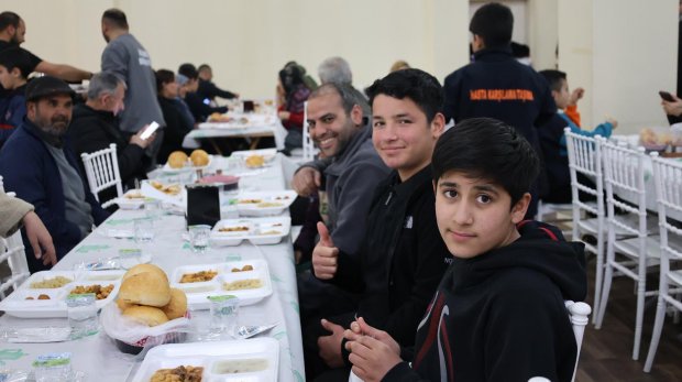 BELEDİYEMİZİN GELENEKSEL İFTAR SOFRASINDA HEMSEHRİLERİMİZ BİR ARADA ORUÇLARINI AÇIYOR