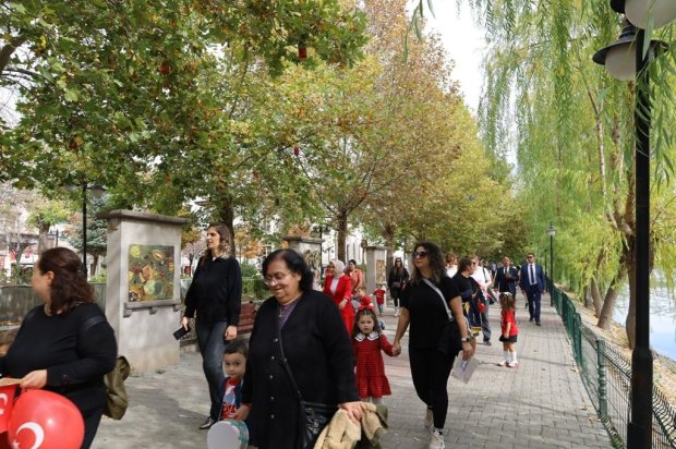 Cumhuriyetimizin 102. yılı etkinlikleri kapsamında, Avanos Mutlu Çocuk Anaokulu tarafından Cumhuriyet Korteji Yürüyüşü ve Çocuk Şenliği etkinliği düzenlendi.