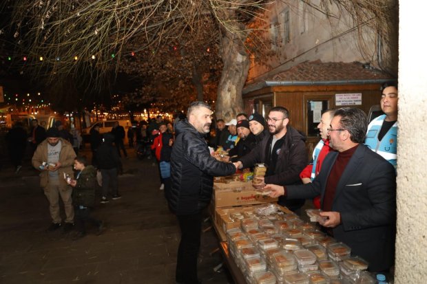REGAİP KANDİLİ’NDE HEMŞEHRİLERİMİZE HELVA İKRAMI