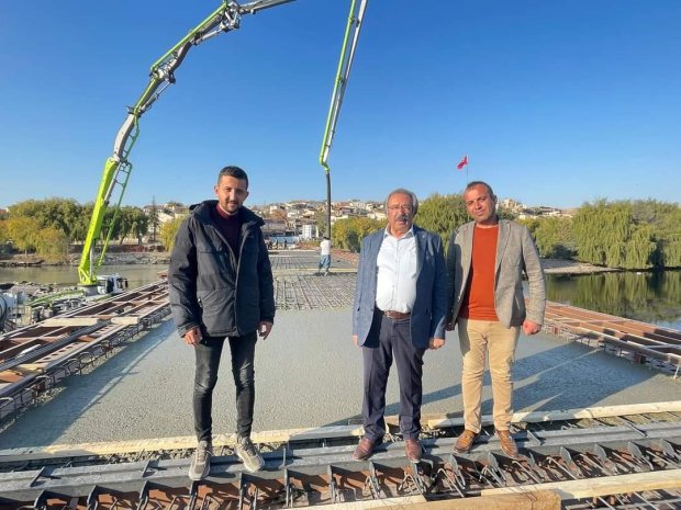 Tarihi Taş Köprüde Çelik Konstrüksiyon Üstüne Beton Atma ve Yürüyüş Yoluna Döşenecek Kereste Çalışması Yapılıyor