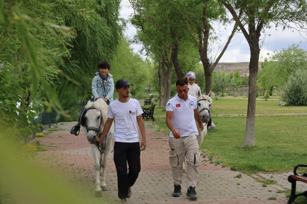 Kapadokya At ve Atçılık Kültür Festivali kapsamında çocuklara yönelik Pony Clup midilli atlarıyla ata binme deneyim etkinliği gerçekleştirildi.