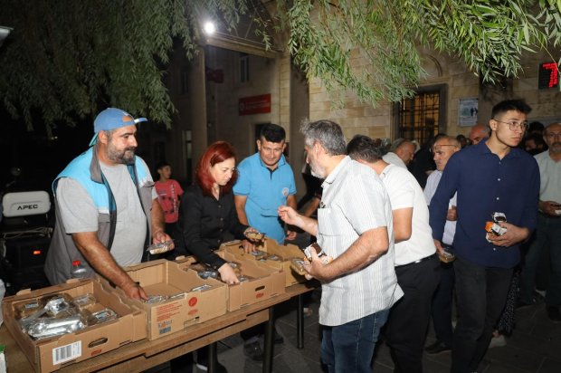 Mübarek Mevlid Kandili vesilesiyle, Belediyemiz Aşevi’nde özenle hazırlanan irmik helvaları, Avanos Şehit Şevket Tekin Merkez Camii’nde hemşehrilerimize ikram edildi.