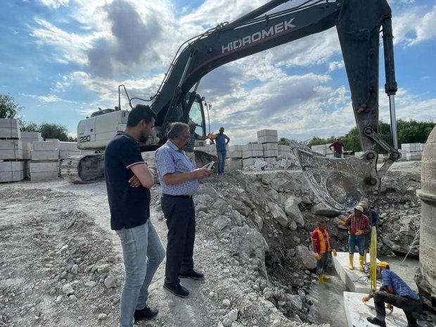 Belediye Başkanımız Tarihi Taş Köprü’müzde devam eden restorasyon çalışmalarını yerinde inceldi.