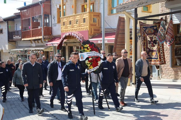Belediyemiz tarafından değerli sanatçımız Edip Akbayram’ın evinin önüne kadar yürüyüş düzenlenerek karanfil ve çelenk bırakıldı.