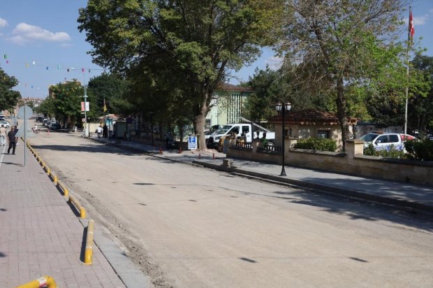 Avanos Çarşı Meydanı’nda, PTT önünden Çarşı Meydanı istikametine uzanan güzergahta, sıcak asfalt çalışmaları öncesinde kilit parke söküm çalışmalarına başlandı.