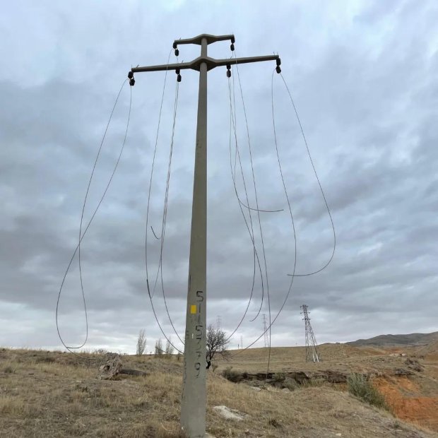 Başkan Sarıtaş Yukarı Mahalle İnönü caddesinden geçen beton elektrik direklerinin Medaş tarafından söküm çalışmalarını inceledi.