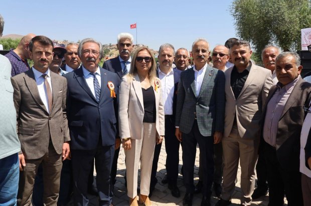 Ulaştırma ve Altyapı Bakanımız Sayın Abdulkadir Uraloğlu’nun katılımlarıyla kapsamlı şekilde restorasyonu tamamlanarak hizmete giren Tarihi Taş Köprümüzün resmi açılışı tören gerçekleştirildi.