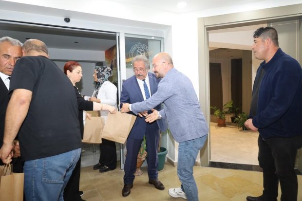 Belediye Başkanımız Sn. Mustafa Kenan Sarıtaş, Kurban Bayramı dolayısıyla belediye binasında ve bağlı hizmet birimlerinde görev yapan personelimizle bir araya gelerek bayramlaştı.