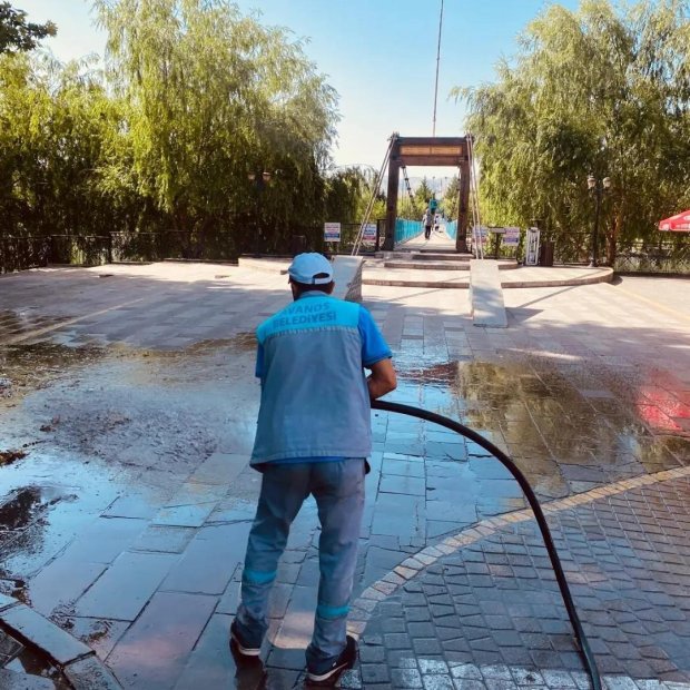 İklim Değişikliği ve Sıfır Atık Müdürlüğü ekiplerimiz Çarşı merkezinde Kurban Bayramı öncesi yıkama çalışması gerçekleştirdi.