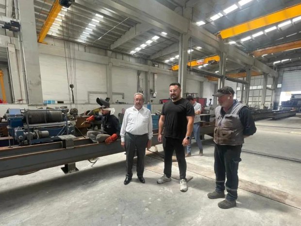 Belediye Başkanımız Mustafa Kenan Sarıtaş, Restorasyon çalışmaları hızlı bir şekilde devam eden Tarihi Taş Köprü’müzün çelik bağlantılarının yapım çalışmalarını Ankara’da Ceceli Grubu Yönetim Kurulu Başkanı Şerafettin Ceceli, Fabrika müdürü Ertuğrul Bilka