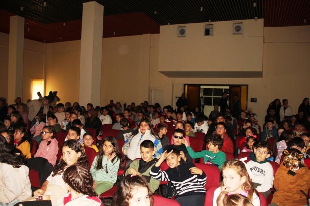 "61. Kütüphane Haftası" etkinlikleri kapsamında düzenlenen animasyon film gösterimi çocukların büyük ilgisi ve yoğun katılımıyla gerçekleştirildi.