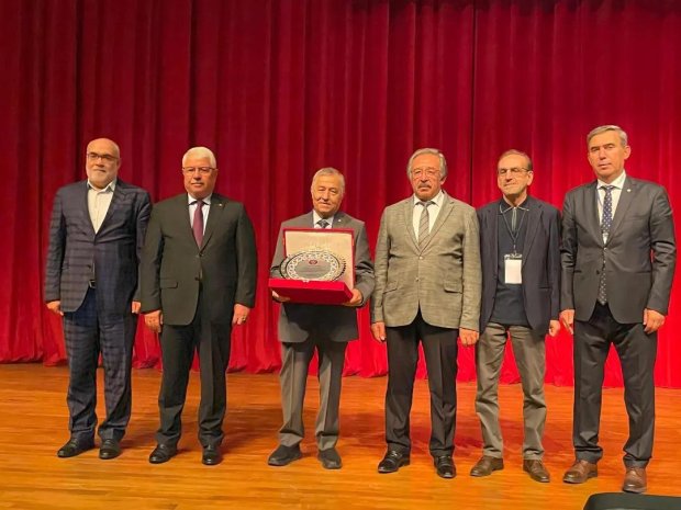 Belediye Başkanımız Mustafa Kenan Sarıtaş, NEVÜ toplantı salonunda Alev Alatlı Anısına Kapadokya'da Matematik teması ile Uluslararası Matematik ve Matematik Eğitimi konferansına katılım sağladı.