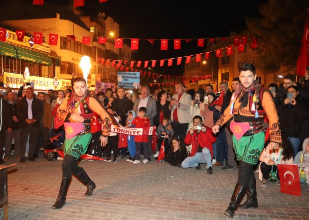 Cumhuriyet coşkusu meydanda yakılan sin sin ateşi ve çalınan marşlarla doyasıya kutlandı.