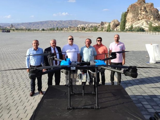 Belediye Başkanımız Mustafa Kenan Sarıtaş, il protokolü ile birlikte Assuva Uzay ve Havacılık Savunma Sanayi tarafından ilçemizde kurulacak drone fabrikasında üretilecek cihazların test sürüşlerine katıldı.