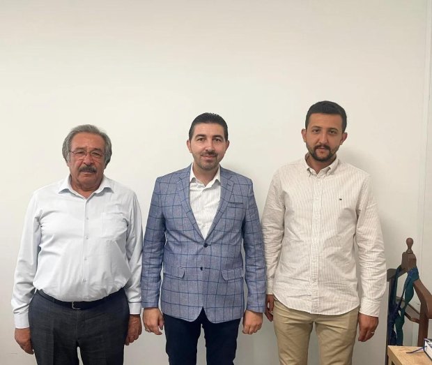 Belediye Başkanımız Mustafa Kenan Sarıtaş, Çevre, Şehircilik ve İklim Değişikliği Bakanlığı AB Yatırımları Daire Başkanlığı ve İdari İşler ve Tanıtım Daire Başkanlığı görevine getirilen Hemşehrimiz Metin Sakınç'ı yeni görevi nedeniyle makamında ziyaret et
