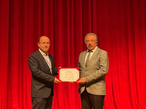Belediye Başkanımız Mustafa Kenan Sarıtaş, NEVÜ toplantı salonunda Alev Alatlı Anısına Kapadokya'da Matematik teması ile Uluslararası Matematik ve Matematik Eğitimi konferansına katılım sağladı.