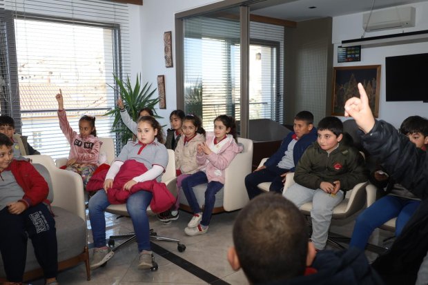 Alaeddin İlköğretim Okulu öğrencileri, Belediye Başkanımız Sn. Mustafa Kenan Sarıtaş’ı ziyaret ettiler.