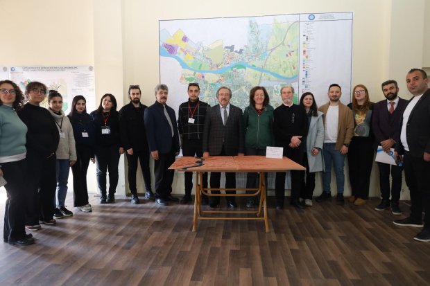 Belediye Başkanımız Sn. Mustafa Kenan Sarıtaş, Gazi Üniversitesi Şehir ve Bölge Planlama Bölümü öğrencilerinin tasarım olarak 2040 yılı için Avanos’u planlama çalışmalarını içeren atölye sergisini ziyaret etti.