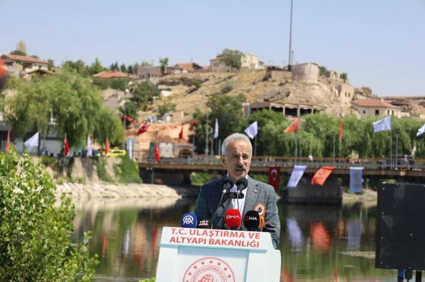 Ulaştırma ve Altyapı Bakanımız Sayın Abdulkadir Uraloğlu’nun katılımlarıyla kapsamlı şekilde restorasyonu tamamlanarak hizmete giren Tarihi Taş Köprümüzün resmi açılışı tören gerçekleştirildi.