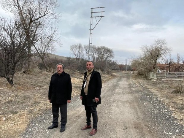 Köybağı mevkiinde elektrik direği dikme çalışması devam ediyor.