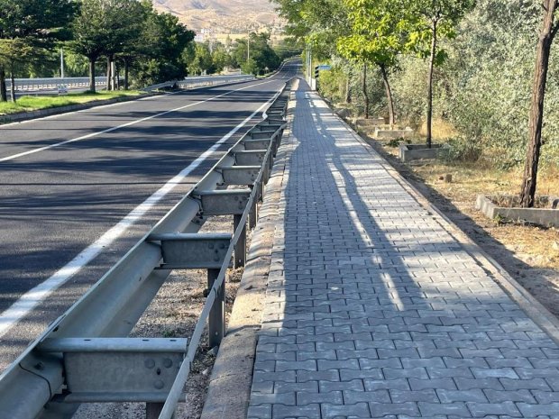 Çevre Yolu Köprüsü ile Karaseki Mahallesi kavşağı arasında yer alan güzergâhta, yolun her iki cephesinde yürütülen kaldırım ve bordür çalışmaları tamamlandı.