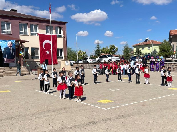 MHP Grup Başkanvekili ve Nevşehir Milletvekilimiz Prof. Dr. Filiz Kılıç, Avanos Kaymakamı Osman Bilici ve Belediye Başkanımız Mustafa Kenan Sarıtaş Ayhanlar İlkokulu tarafından hazırlanan 2024-2025 Eğitim - Öğretim Yılı Okul heyecanı kutlama programı ve A