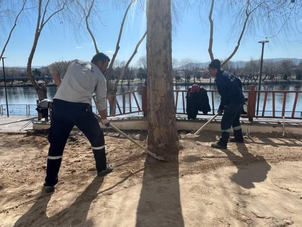 Belediyemiz tarafından Kızılırmak kenarında sosyal tesisimizin önünde başlatılan peyzaj çalışmaları devam ediyor.