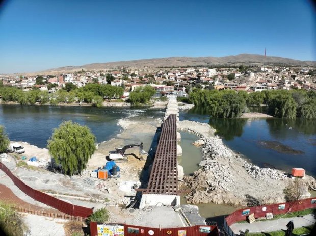 Tarihi Taş Köprü’müzün restorasyon sürecinde sona yaklaşıyoruz.