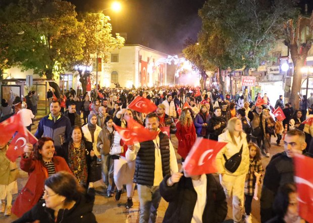 Cumhuriyet coşkusu meydanda yakılan sin sin ateşi ve çalınan marşlarla doyasıya kutlandı.