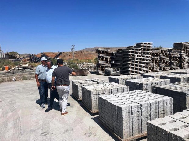 Kilit parke ve bordür üretim tesisimizde çalışmalar tüm hızıyla sürüyor. Belediye Başkanımız Sayın Mustafa Kenan Sarıtaş, tesisimizde devam eden üretim faaliyetlerini yerinde inceledi.