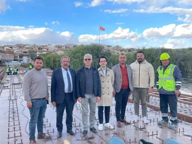 Belediye Başkanımız Mustafa Kenan Sarıtaş, Tarihi Taş Köprümüzün tadilatında kullanılan çelik konstrüksiyon üretimini yapan Ceceli Grup Yönetim Kurulu Başkanı Şerafeddin Ceceli ve ekibi ile birlikte Taş Köprümüzdeki çalışmaları incelediler.