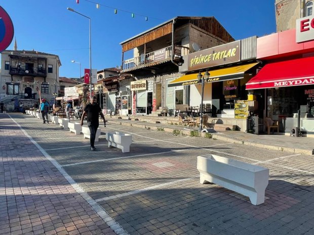 Belediyemizin çarşı merkezinde başlattığı yayalaştırma ve trafiği sınırlandırma çalışmalarının ardından, bölgenin estetik görünümünü de desteklemek üzere çarşı merkezine dekoratif çiçek saksıları temin edilerek yerleştirilmeye başlandı.
