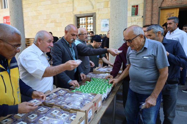 Belediye Başkanımız Sayın Mustafa Kenan Sarıtaş'ın Ahilik Haftası dolayısıyla, belediyemiz aşevinde hazırlattığı helvalar Şehit Şevket Tekin Merkez Camii çıkışında hemşehrilerimize ikram edildi.