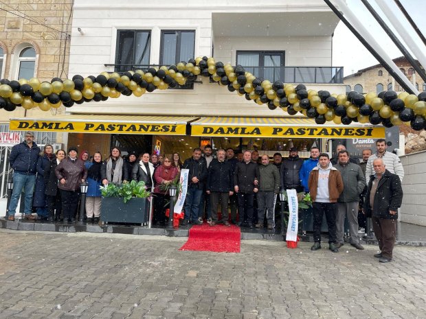 Belediye Başkanımız Sayın Mustafa Kenan Sarıtaş yeni yerinde hizmete giren Damla Pastanesi'nin açılışını gerçekleştirdi.