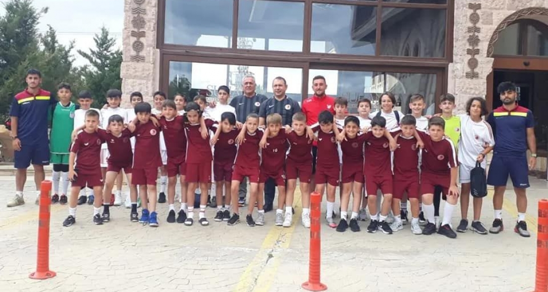 Belediye Başkanımız Celal Alper İBAŞ Kartalspor Kulubü'nün futbolcularını ve yöneticilerini ziyaret etti.