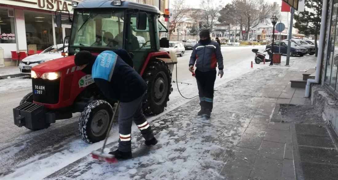Belediyemiz ekiplerince karla mücadele çalışmaları sürdürülüyor.