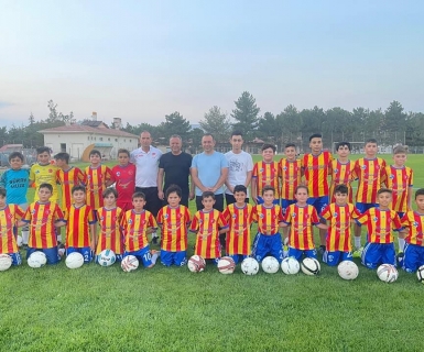 Belediye Başkanımız Celal Alper İBAŞ Genç Futbolcuları Ziyaret Etti.