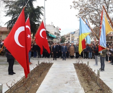 Çanakkale Zaferi'nin 108. yıl dönümü anısına Atatürk Anıtı’na çelenk sunma töreni gerçekleştirildi.