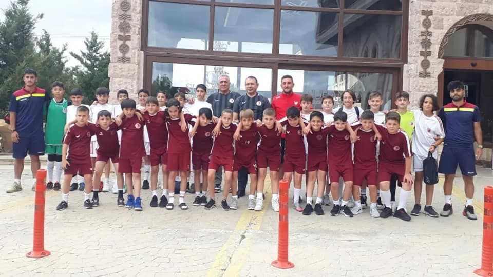 Belediye Başkanımız Celal Alper İBAŞ Kartalspor Kulubü'nün futbolcularını ve yöneticilerini ziyaret etti.