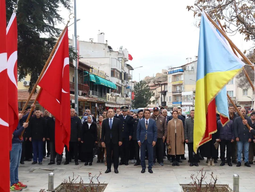 Çanakkale Zaferi'nin 108. yıl dönümü anısına Atatürk Anıtı’na çelenk sunma töreni gerçekleştirildi.