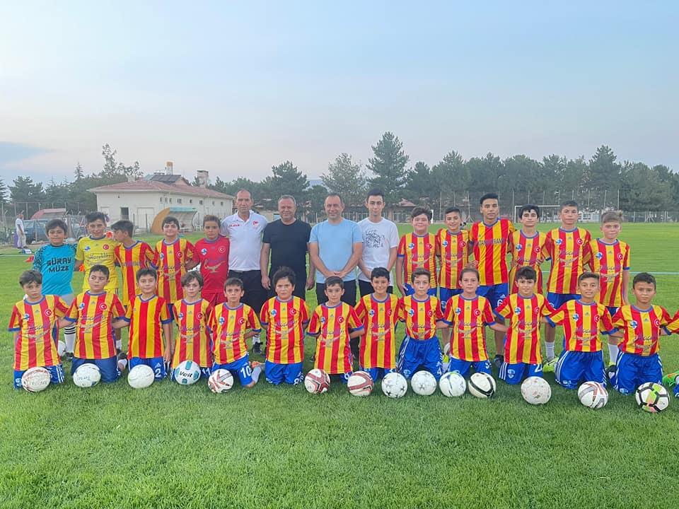 Belediye Başkanımız Celal Alper İBAŞ Genç Futbolcuları Ziyaret Etti.